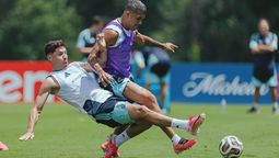 Gonzalo Montiel marca en la práctica de la Selección argentina a Facundo Medina. No se sabe si el lateral de River será titular ante España.