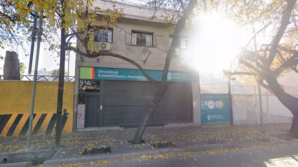 El robo ocurrió en la Dirección de Economía Social y Asociatividad, ubicada en calle Montecaseros 1474, de Capital, donde un empleado fue despedido. El robo ocurrió en la Dirección de Economía Social y Asociatividad, ubicada en calle Montecaseros 1474, de Capital, donde un empleado fue despedido.