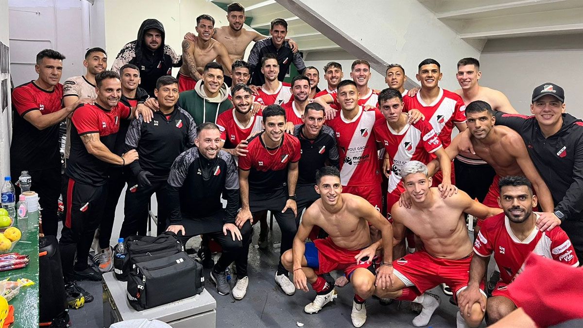 Enzo Pérez, en el centro, junto a todo el plantel del Deportivo Maipú, que le ganó a Ferro, por la Primera Nacional. Foto: gentileza Prensa Deportivo Maipú.