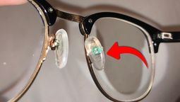 Un truco para eliminar la suciedad pegada en las almohadillas de los lentes.&nbsp;