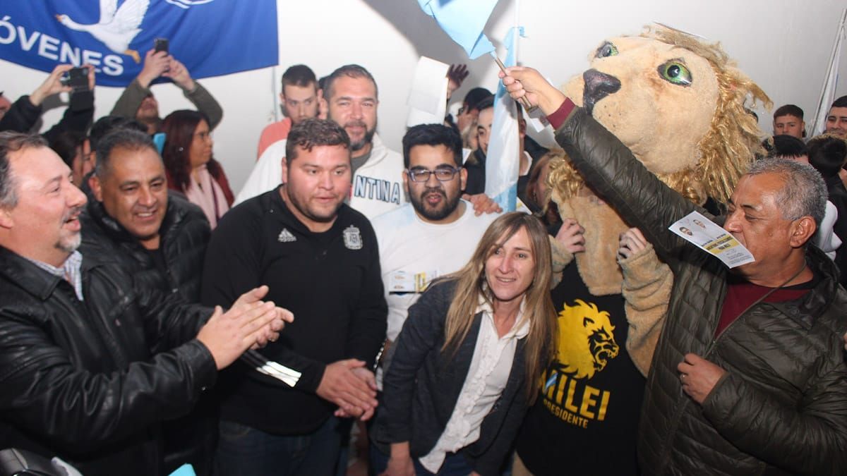 Militantes de Milei en Mendoza este domingo. Entre las referentes está la demócrata Mechi Llano.