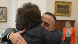 El abrazo del presidente Javier Milei con el genadarme Nahuel Gallo,