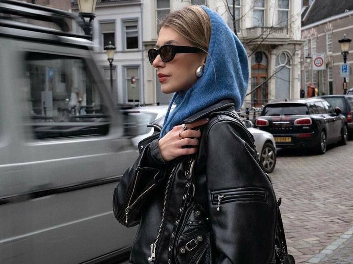 Usar una bufanda cuando haya viento te salvará de que este se enrede. Usar una bufanda cuando haya viento te salvará de que este se enrede.