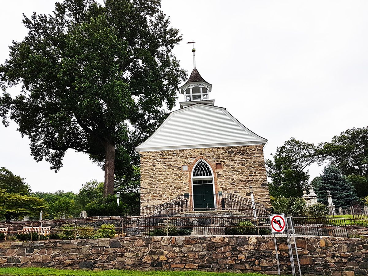 La iglesia Old Dutch se ubica en Sleepy Hollow. La iglesia Old Dutch se ubica en Sleepy Hollow.