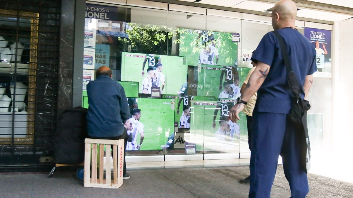 Los comercios de venta de electrodomésticos dejaron los televisores de las vidrieras en el canal que emitía el partido de la Selección Argentina.