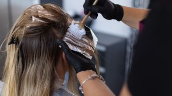 Cómo hacer un tinte libre de químicos en casa para el cabello de color rubio Cómo hacer un tinte libre de químicos en casa para el cabello de color rubio