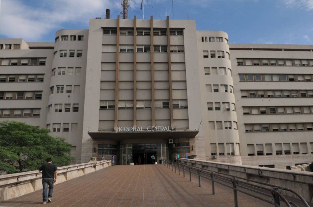 A un joven le cayó un palo en la cabeza en la calle y está grave