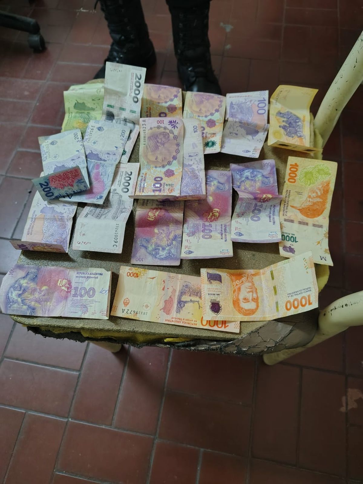 El delincuente había robado una panadería luego de asaltar al hombre del taller mecánico. El delincuente había robado una panadería luego de asaltar al hombre del taller mecánico.