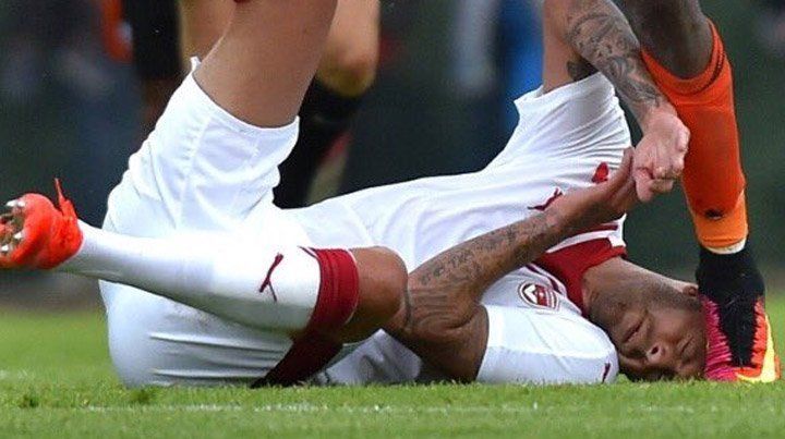 Escalofriantes imágenes: un futbolista perdió parte de su oreja