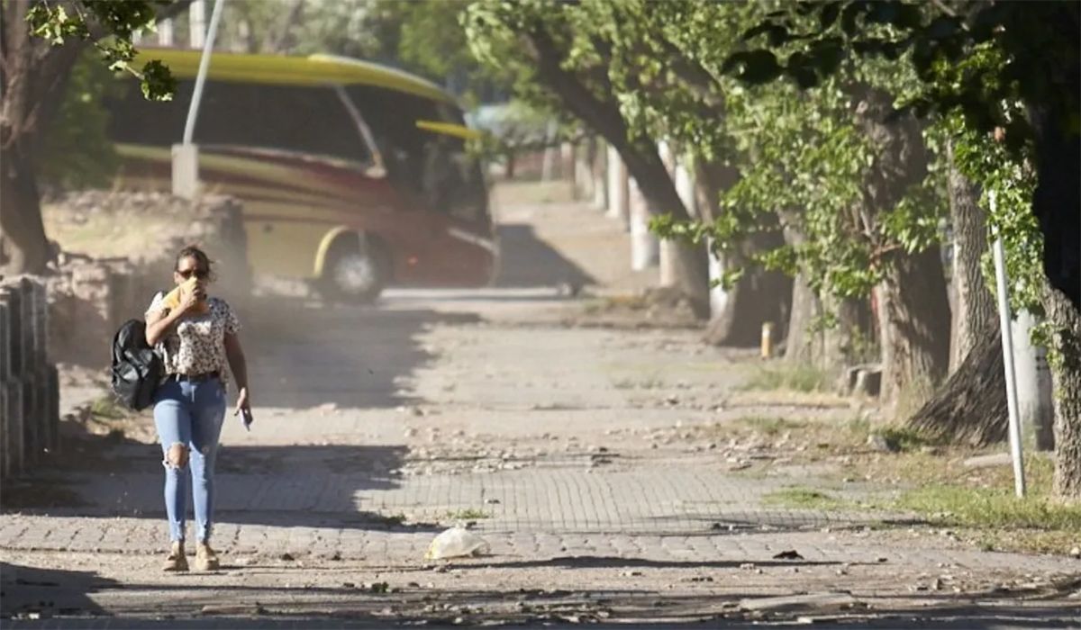 El pronóstico del tiempo en Mendoza indica la presencia de viento Zonda para toda la jornada de este lunes.