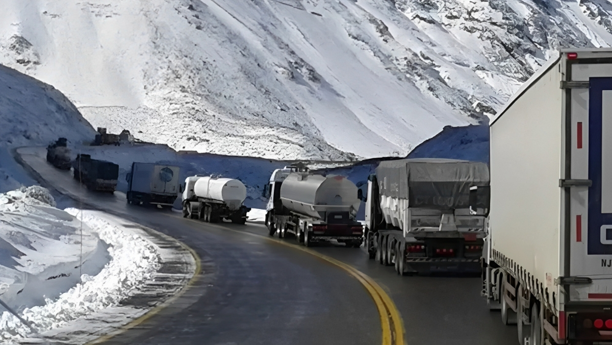 Los camioneros suelen esperar varias horas para cruzar a Chile. Imagen ilustrativa.