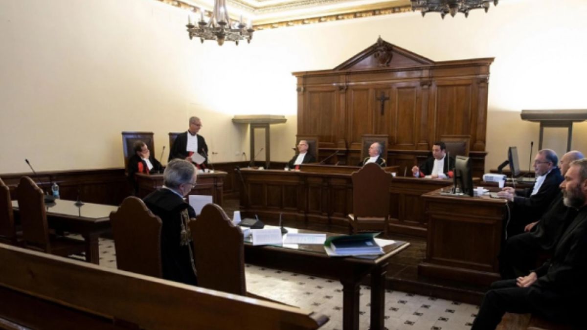 El Tribunal de Apelación del Vaticano condenó a dos a ños y medio de prisión a un sacerdote italiano por corrupción de menores El Tribunal de Apelación del Vaticano condenó a dos a ños y medio de prisión a un sacerdote italiano por corrupción de menores