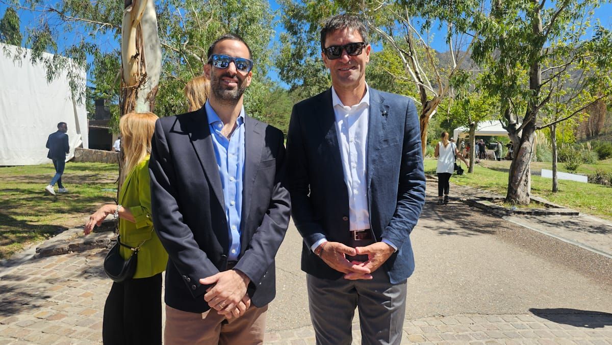 Víctor Fayad (ministro de Hacienda de Mendoza) junto a Emir Andraos (intendente de Tunuyán). Víctor Fayad (ministro de Hacienda de Mendoza) junto a Emir Andraos (intendente de Tunuyán).
