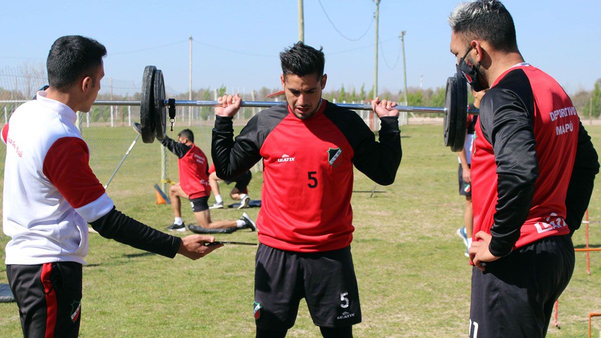 &nbsp;Luis Daher haciendo un poco de fuerza. Foto: gentileza Prensa Deportivo Maipú.