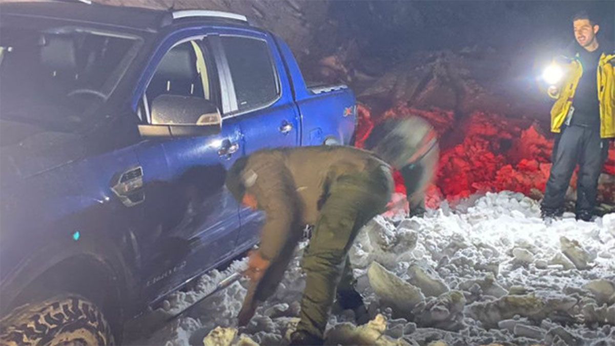 Una de las camionetas que fue auxiliada por el personal de Gendarmería en Uspallata.