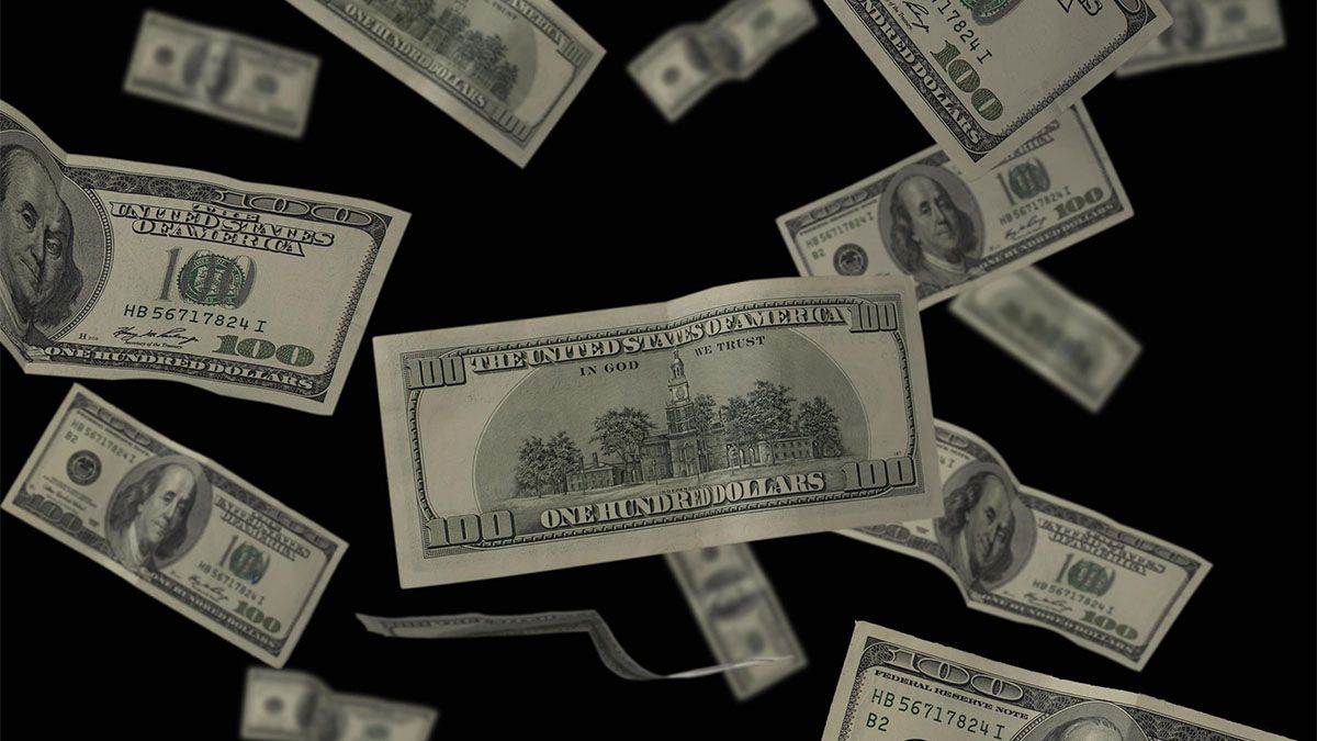 Rompieron un mueble en un basural y encontraron 50 mil dólares