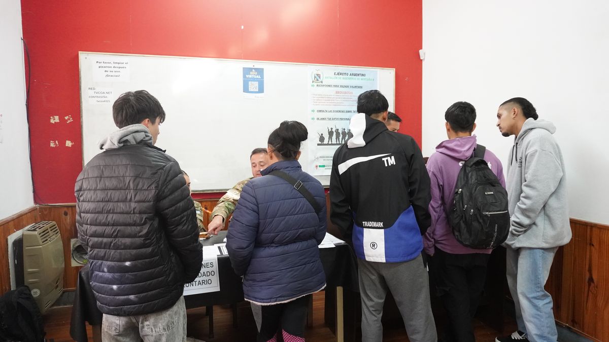 Cerca de 200 jóvenes se presentaron en General Alvear interesados en ser soldados voluntarios. Cerca de 200 jóvenes se presentaron en General Alvear interesados en ser soldados voluntarios.