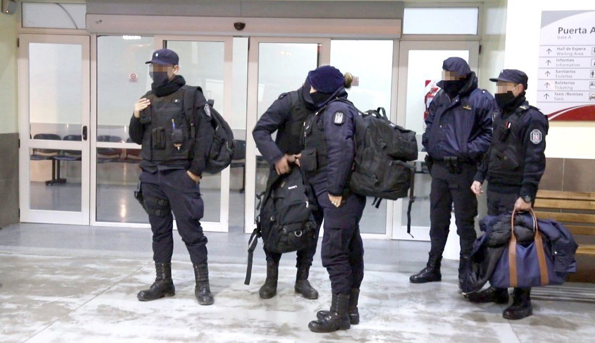 El retraso del pago de servicios extraordinarios a la policía, generó un duro cruce entre un diputado y la contadora de la provincia.