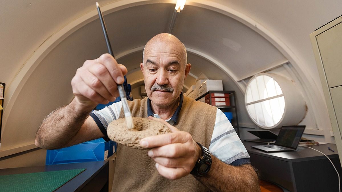 El doctor Víctor Durán, reconocido por su trayectoria en diversas excavaciones y su caminar de tranco largo, trabajando en una oficina de la Facultad de Ciencias Exactas (UNCuyo). El doctor Víctor Durán, reconocido por su trayectoria en diversas excavaciones y su caminar de tranco largo, trabajando en una oficina de la Facultad de Ciencias Exactas (UNCuyo).