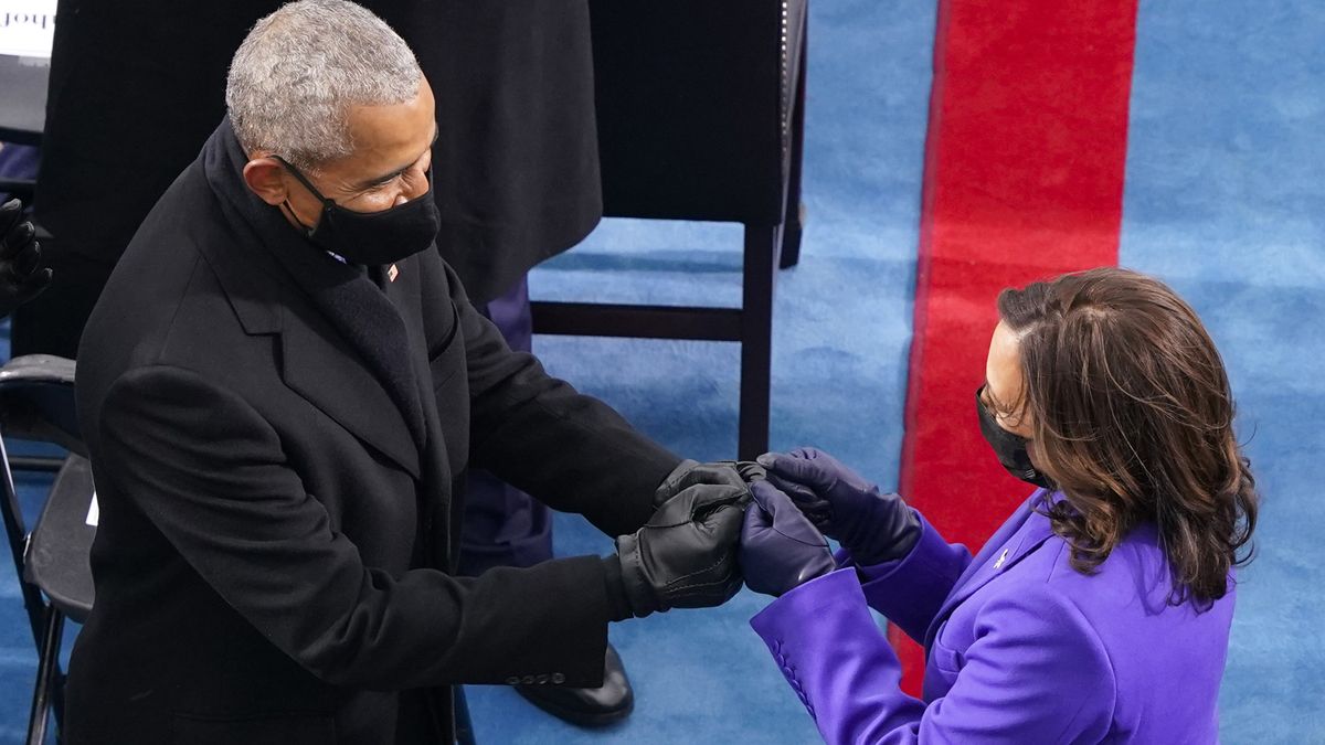 El ex presidente Barack Obama felicitando a la primer vicepresidente mujer de los Estados Unidos Kamala Harris.