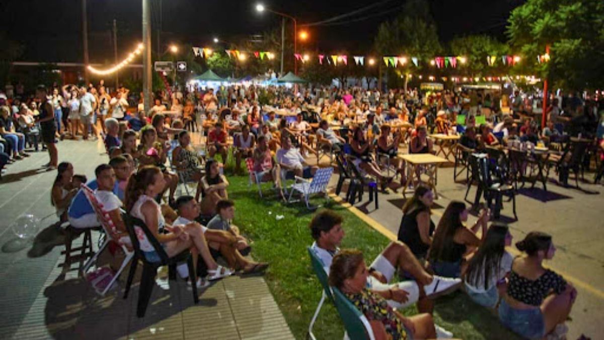 La fiesta transforma totalmente al pueblo. La fiesta transforma totalmente al pueblo.