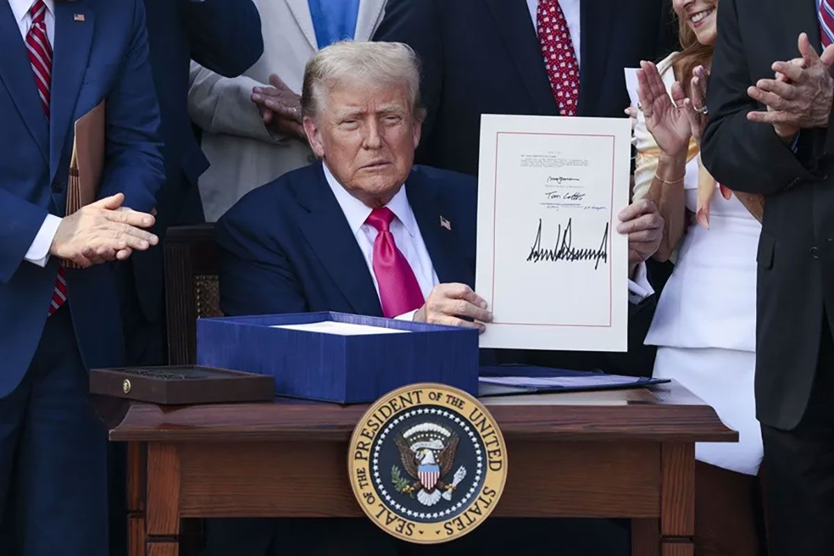 El presidente de Estados Unidos, Donald Trump, firmando anuncios de arancelamiento para distintos países. Crédito: EFE/EPA/Shawn Thew. El presidente de Estados Unidos, Donald Trump, firmando anuncios de arancelamiento para distintos países. Crédito: EFE/EPA/Shawn Thew.