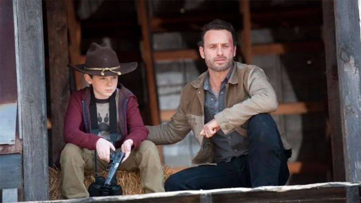 Chandler Riggs junto a Andrew Lincoln en una escena de la exitosa serie de televisión The Walking Dead.