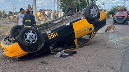 Así quedó el taxi que volcó tras el accidente de este 1 de enero en Guaymallén. Así quedó el taxi que volcó tras el accidente de este 1 de enero en Guaymallén.