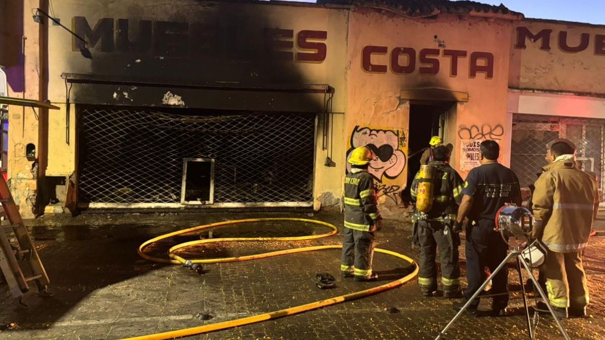 Una de las imágenes que dejó el incendio en La Alameda en la madrugada de este jueves. Foto: gentileza Bomberos. 