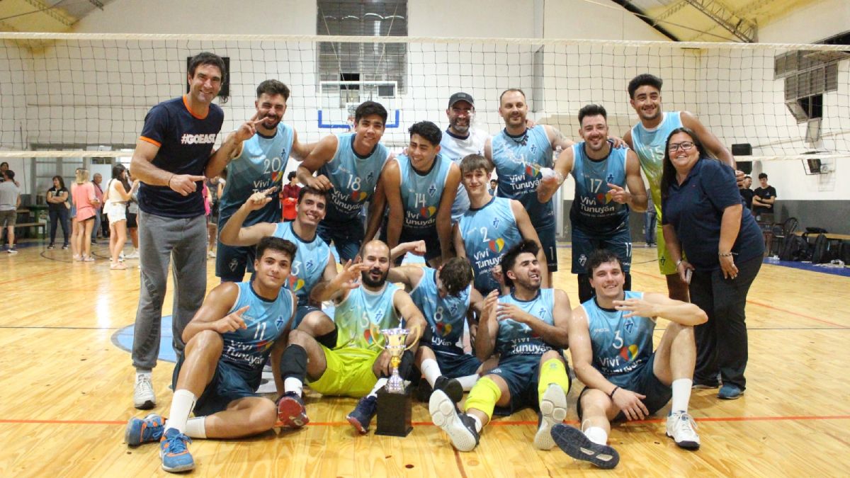 El plantel tunuyanino campeón del Clausura, con el ex jugador y actual intendente Emir Andraos. El plantel tunuyanino campeón del Clausura, con el ex jugador y actual intendente Emir Andraos.