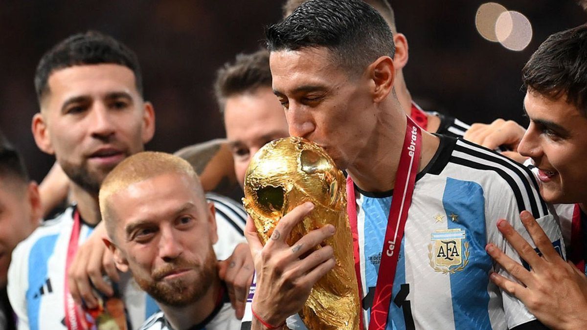 Ángel Di María besa la Copa del Mundo, tras conquistar el Mundial Qatar 2022.