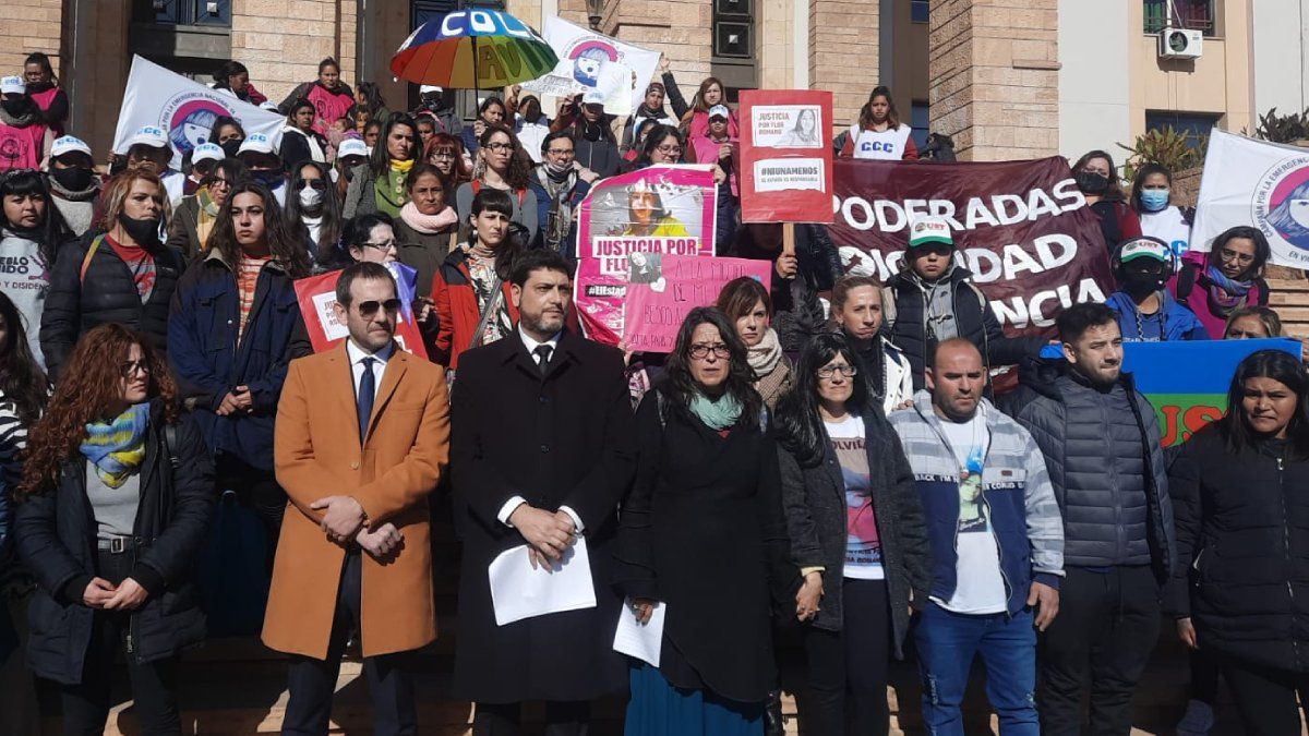 Los familiares de Florencia Romano, junto a sus abogados, realizaron una marcha tras la contestación del Estado.
