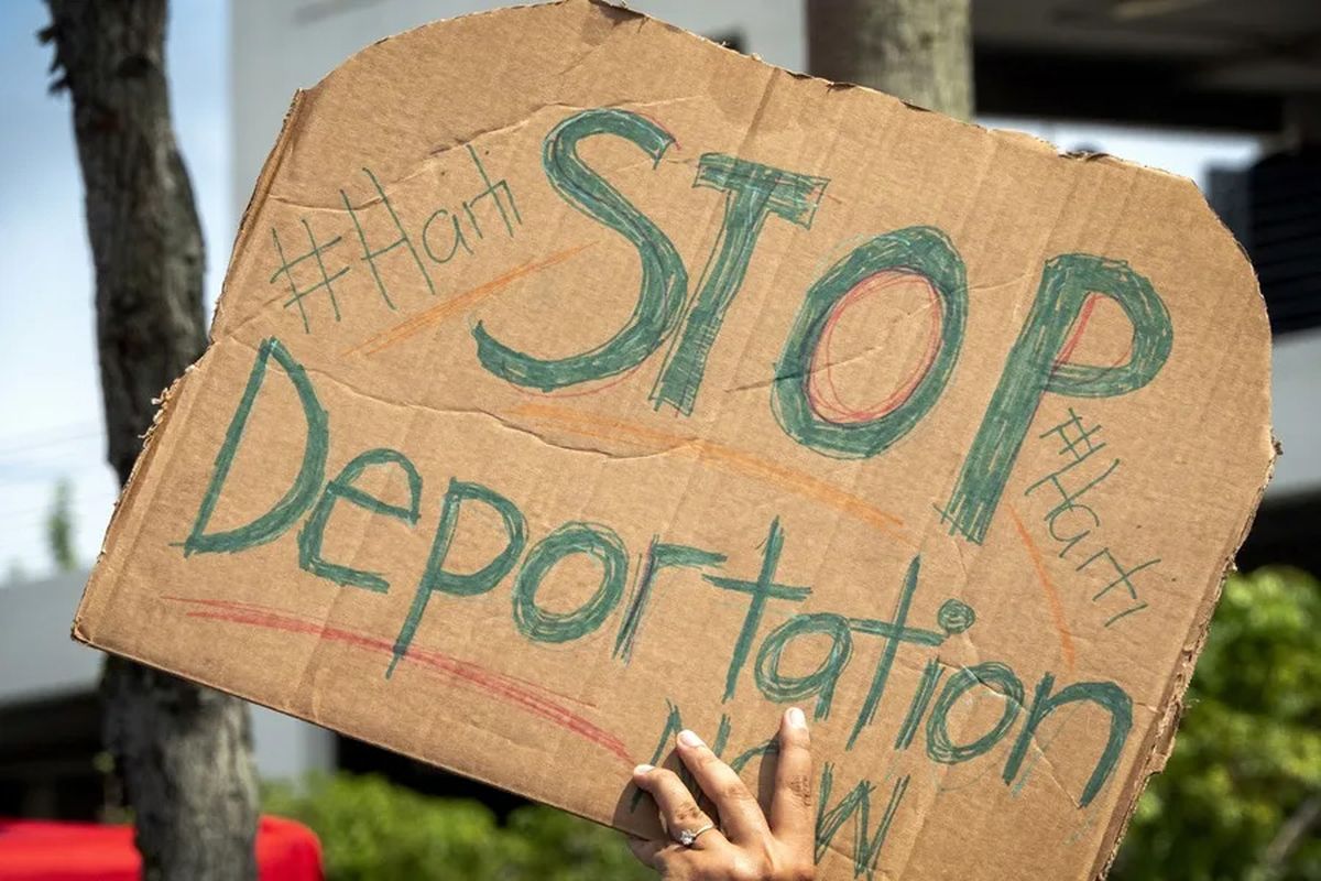 Un cartel en el que personas de Haití piden a la Casa Blanca no llevar a cabo deportaciones, en una fotografía de archivo. Crédito: EFE/Cristóbal Herrera. Un cartel en el que personas de Haití piden a la Casa Blanca no llevar a cabo deportaciones, en una fotografía de archivo. Crédito: EFE/Cristóbal Herrera.