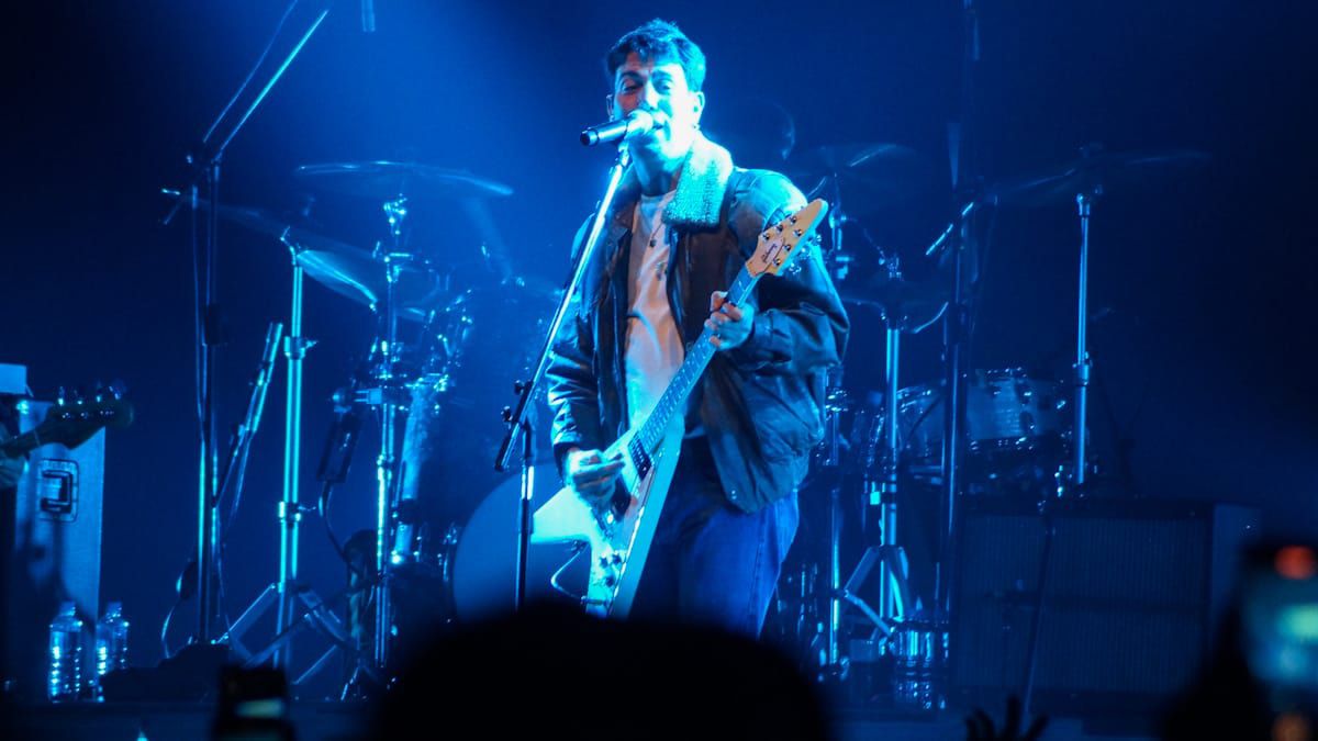 Ataviado como Maverick Mitchel de Top Gun (jeans, remera blanca y campera de cuero estilo aviador) Mateo Sujatovich salió a escena. Ataviado como Maverick Mitchel de Top Gun (jeans, remera blanca y campera de cuero estilo aviador) Mateo Sujatovich salió a escena.