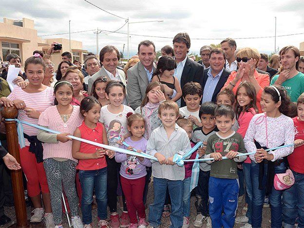 Pérez entregó 66 casas en Maipú junto a una empresa China que evalúa invertir en la provincia