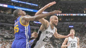 Manu sumó 21 puntos, pero los Spurs quedaron al borde del nocaut