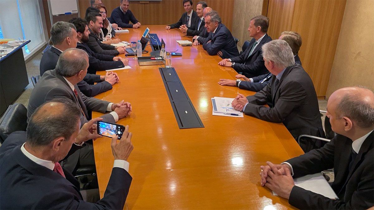 Una de las reuniones que mantuvo Suarez con los interesados en la mina. En este caso, con presencia del embajador en Brasil, Daniel Scioli.&nbsp;