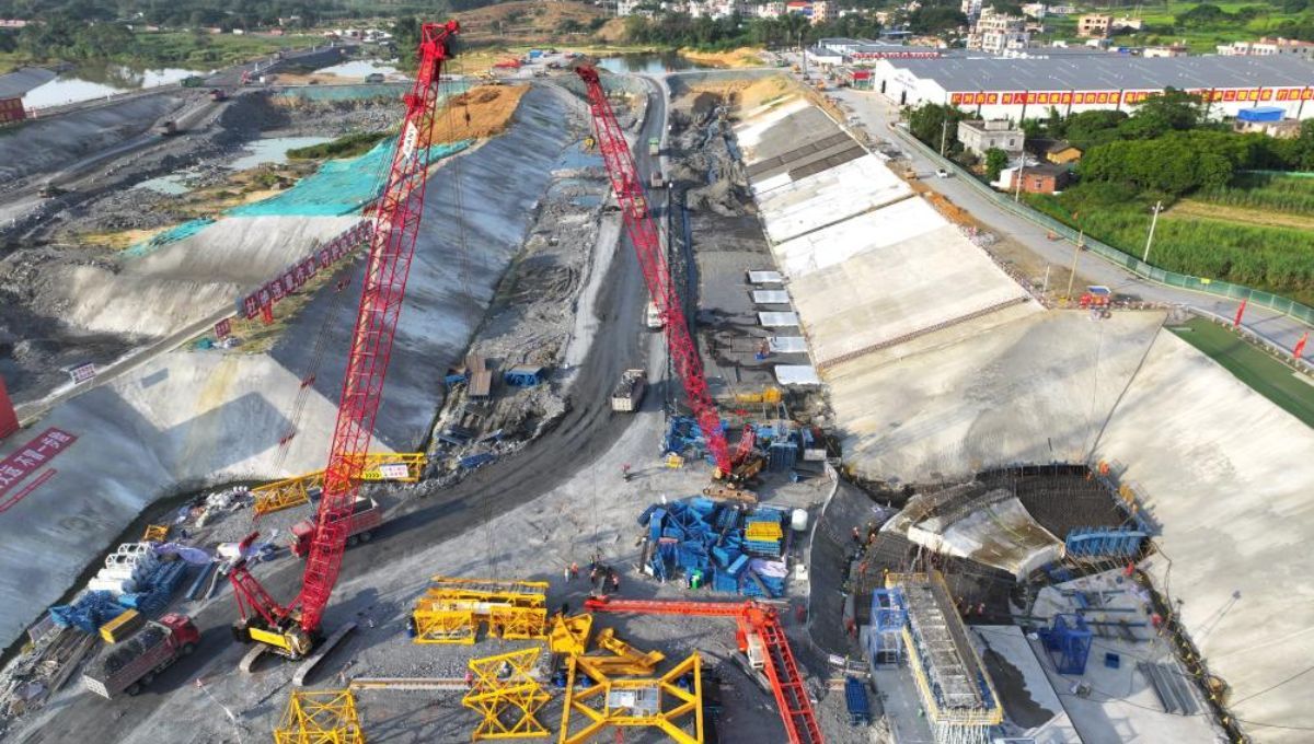 China excava cientos de metros de tierra para crear una enorme vía fluvial que conecta el mar con el río