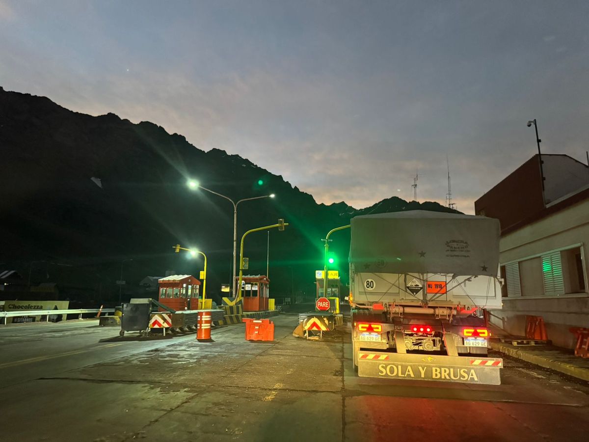 La gran cantidad de vehículos que pretendían cruzar por el Paso a Chile, desde la coordinación decidieron habilitar 3 playas para desviar autos y descomprimir la cantidad que se agolpaba en el túnel internacional. La gran cantidad de vehículos que pretendían cruzar por el Paso a Chile, desde la coordinación decidieron habilitar 3 playas para desviar autos y descomprimir la cantidad que se agolpaba en el túnel internacional.