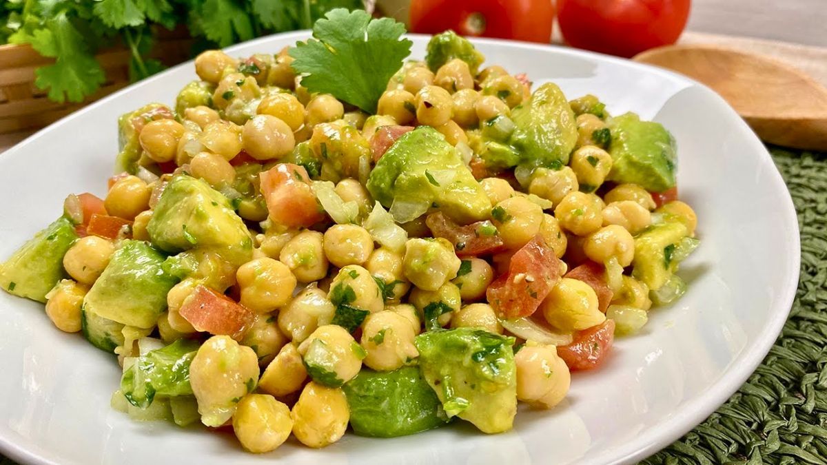 Cómo preparar Ensalada de garbanzos: la receta con 8 ingredientes para un almuerzo o cena livianos