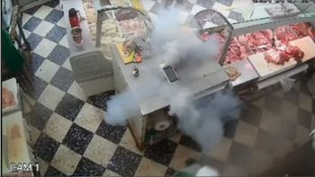 Video: a un carnicero le explotó la terminal de pago mientras cobraba una venta
