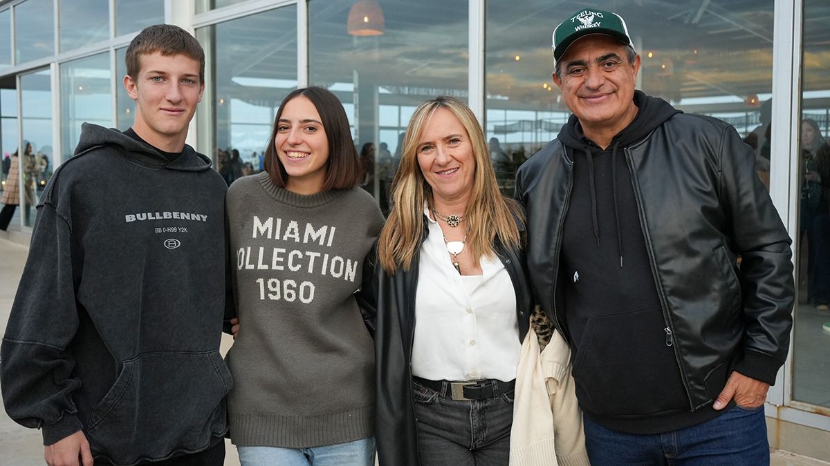 El ministro de la Suprema Corte de Justicia Mario Adaro junto a Inés Carena, María Paz y Emiliano Brunetti. El ministro de la Suprema Corte de Justicia Mario Adaro junto a Inés Carena, María Paz y Emiliano Brunetti.