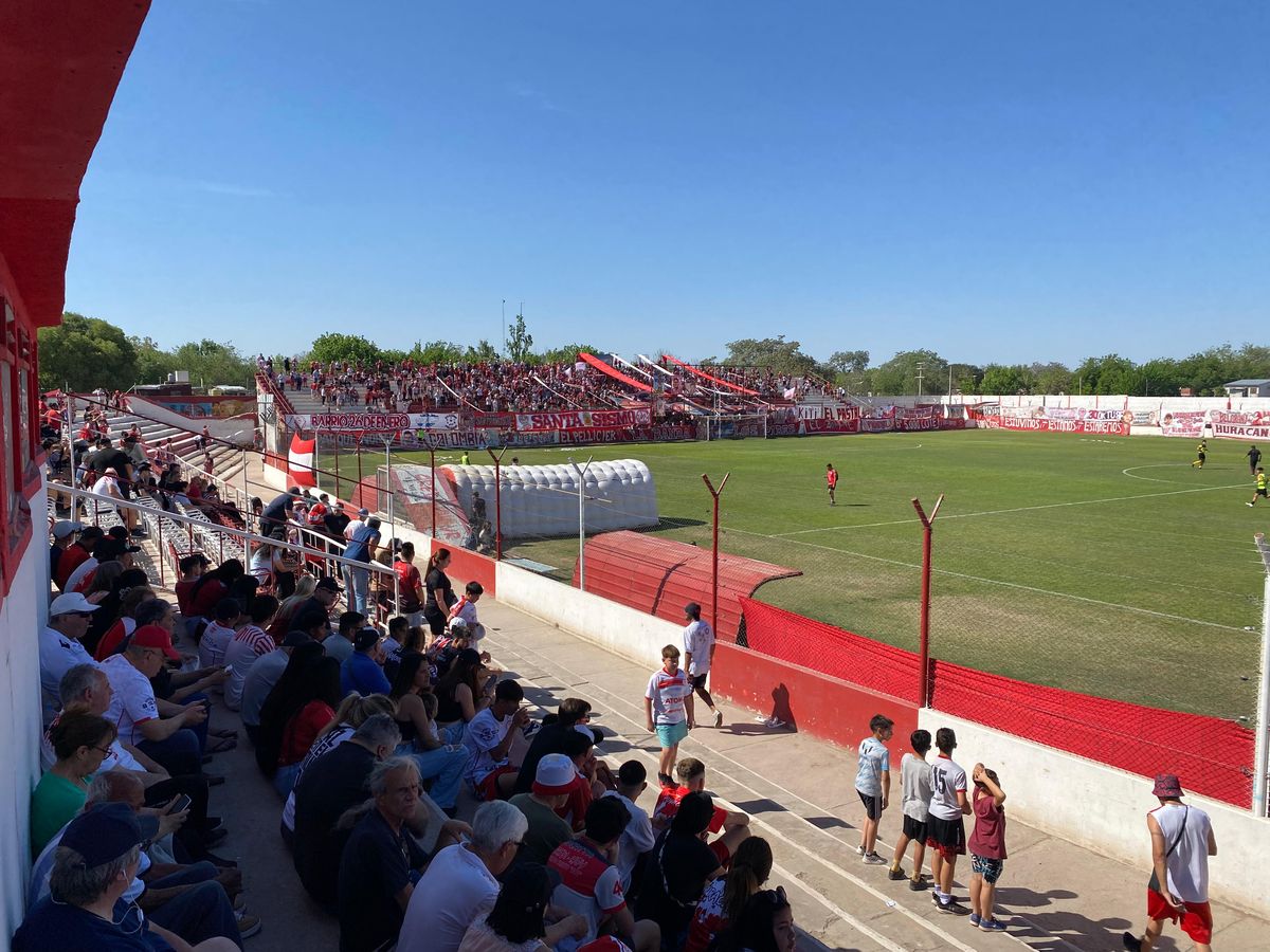 El club Huracán Las Heras lució su estadio con mejoras en este partido por la Reválida del Torneo Federal A. El club Huracán Las Heras lució su estadio con mejoras en este partido por la Reválida del Torneo Federal A.