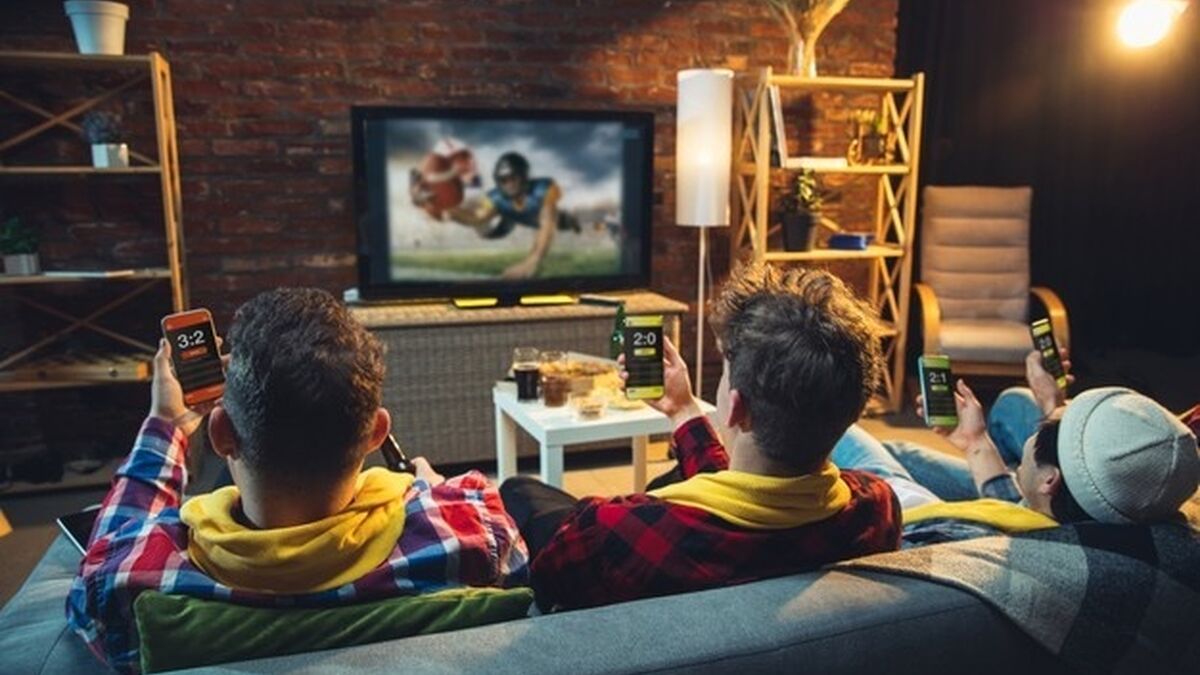 Ver películas o revisar las redes sociales durante la cena provoca que ingieras más alimentos. Ver películas o revisar las redes sociales durante la cena provoca que ingieras más alimentos.