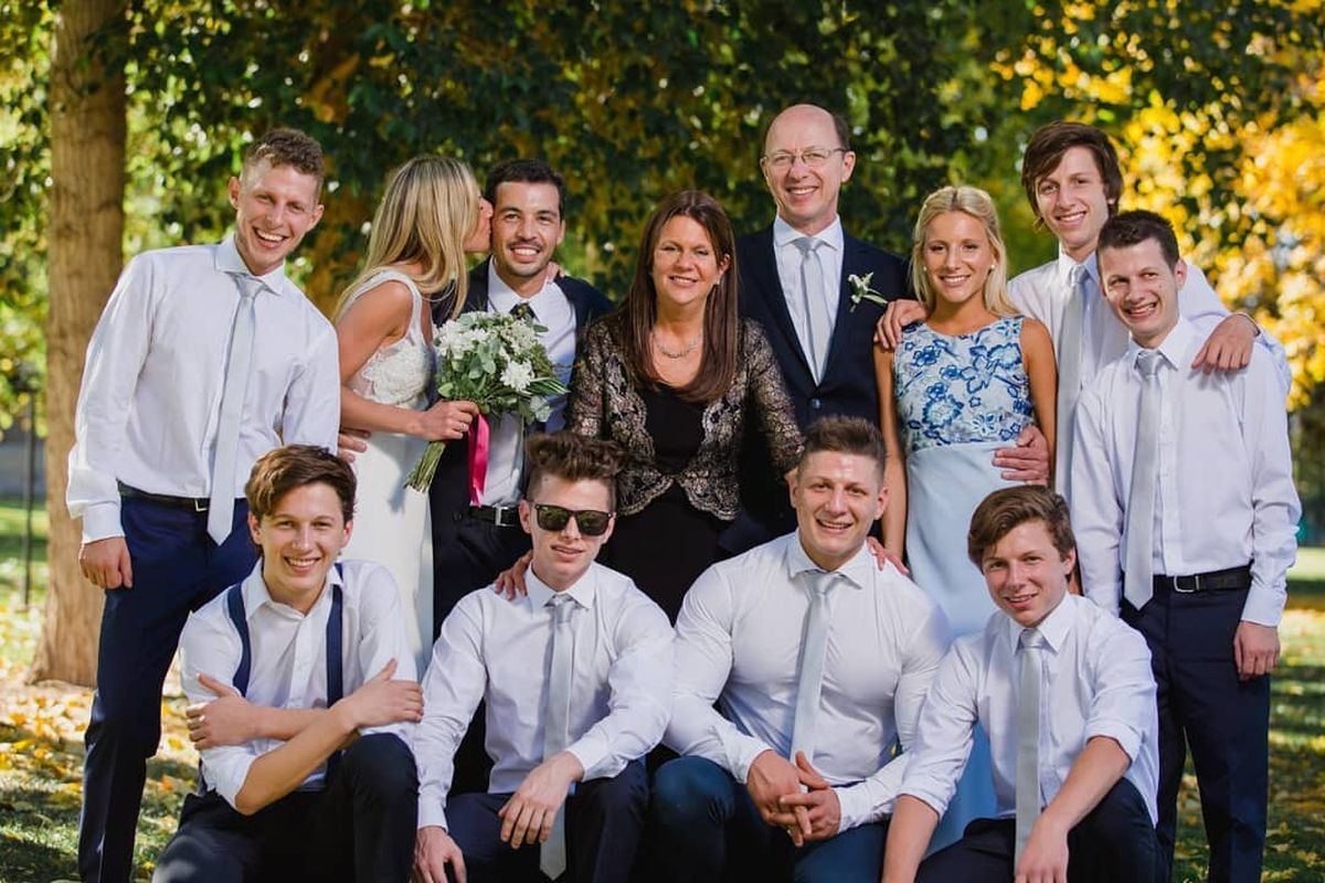 La familia a pleno. Ambrosio (agachado, primero a la derecha) junto a sus 9 hermanos y sus padres en el casamiento de una de las hermanas Cantú. La familia a pleno. Ambrosio (agachado, primero a la derecha) junto a sus 9 hermanos y sus padres en el casamiento de una de las hermanas Cantú.