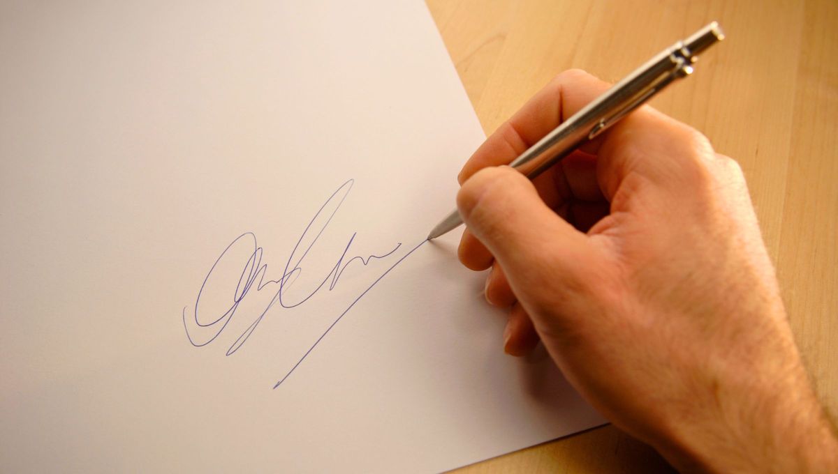 Qué significa cuando una persona hace su firma en el margen izquierdo de la hoja