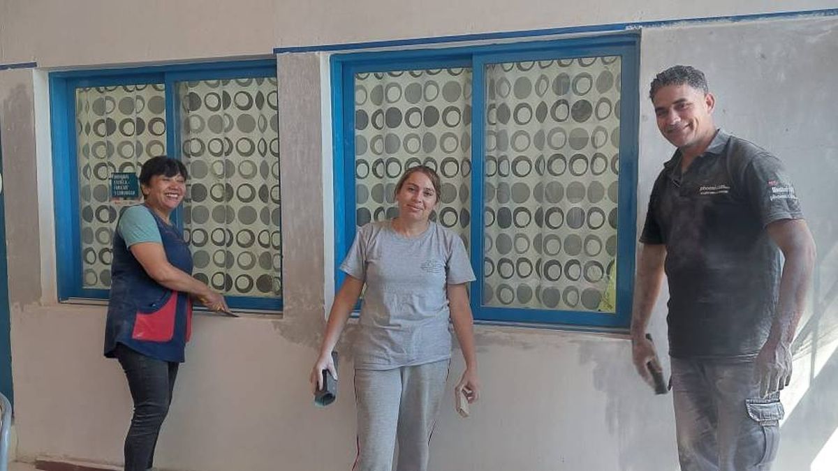 Padres y celadores trabajando en la escuela La Fundición de Uspallata, antes del inicio de clases. Padres y celadores trabajando en la escuela La Fundición de Uspallata, antes del inicio de clases.