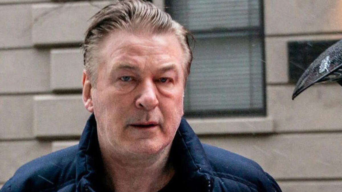 El FBI dijo que el revolver de Alec Baldwin no se habría disparado sin apretar el gatillo