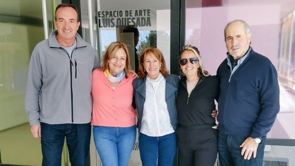 Esher Díaz (al centro de la imagen) y Gabriel Fidel (primero de izquierda a derecha) es la fórmula que intentará quedarse con el rectorado en la UNCuyo. Claudia García (segunda de izquierda a derecha), Fernanda Bernabé (cuarta de izquierda a derecha) e Ismael Farrando (quinto de izquierda a derecha) quedaron afuera.