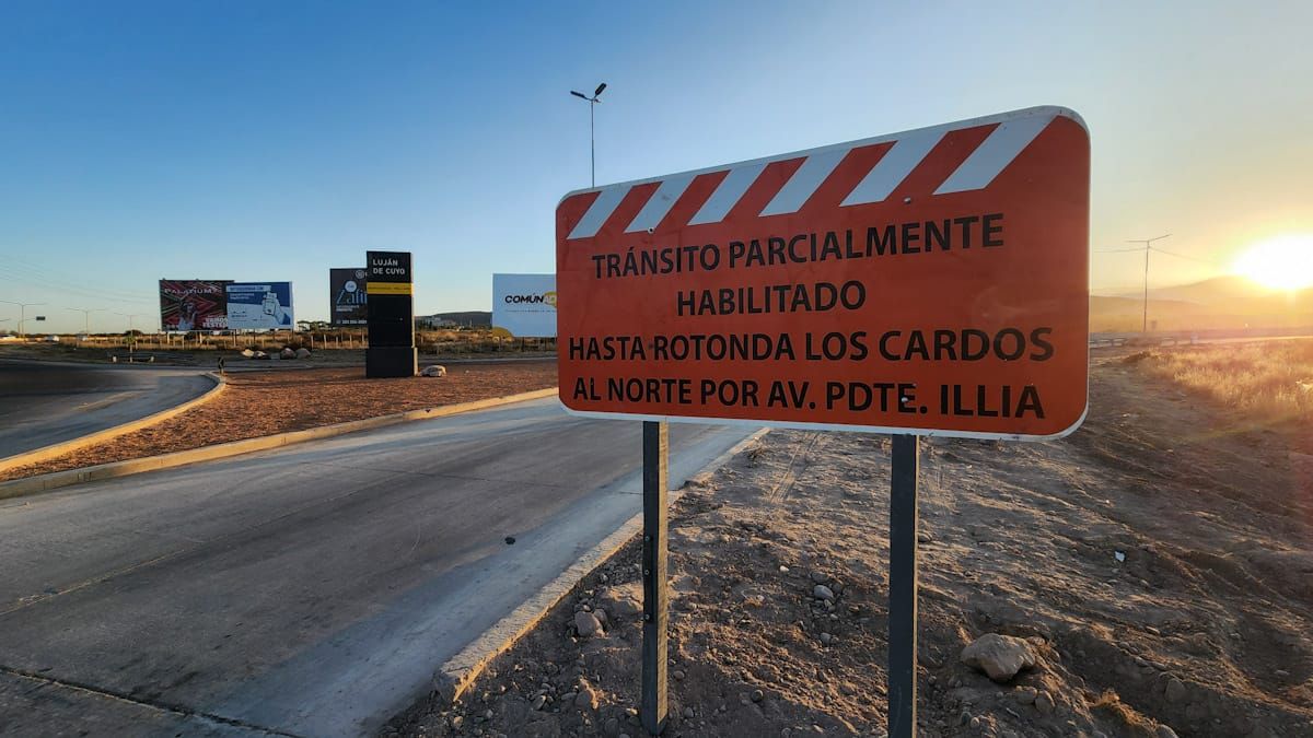La Avenida Perón fue habilitada como autopista en un solo tramo de Godoy Cruz. Lo hicieron para ahuyentar a los delincuentes que roban las luminarias.